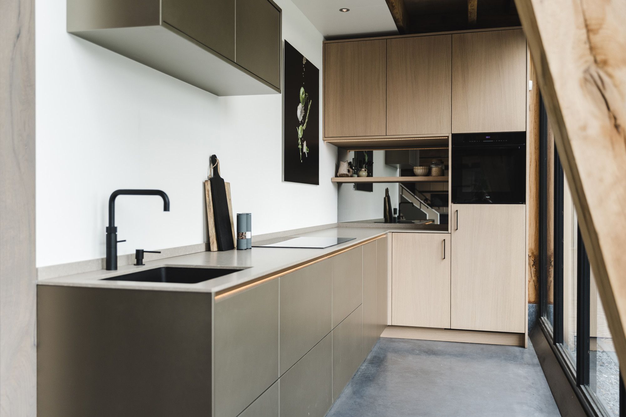 Houten keuken in showroom met zwarte kraan Houten keuken in showroom met zwarte kraan