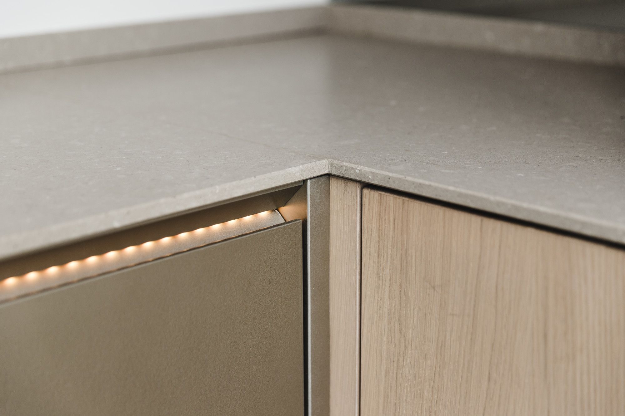 Detail van houten keuken met verlichting Detail van houten keuken met verlichting