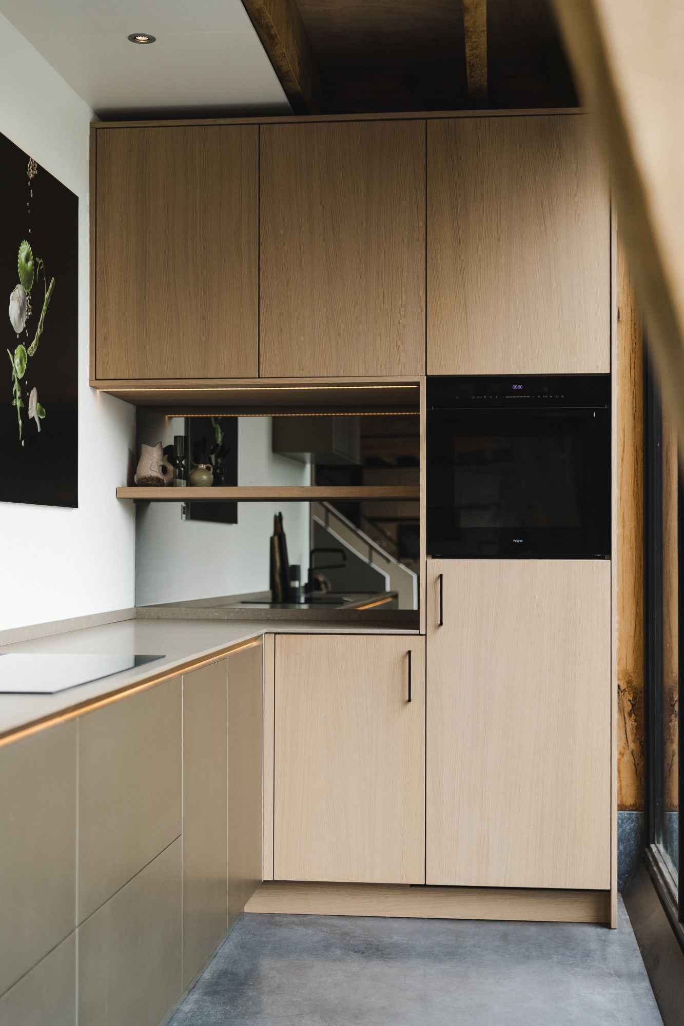 Houten keuken in showroom met spiegelachterhand Houten keuken in showroom met spiegelachterhand