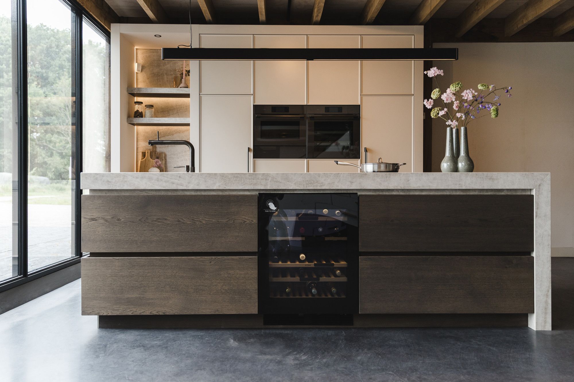 Maatwerk keuken met composieten blad en wijnkoeler