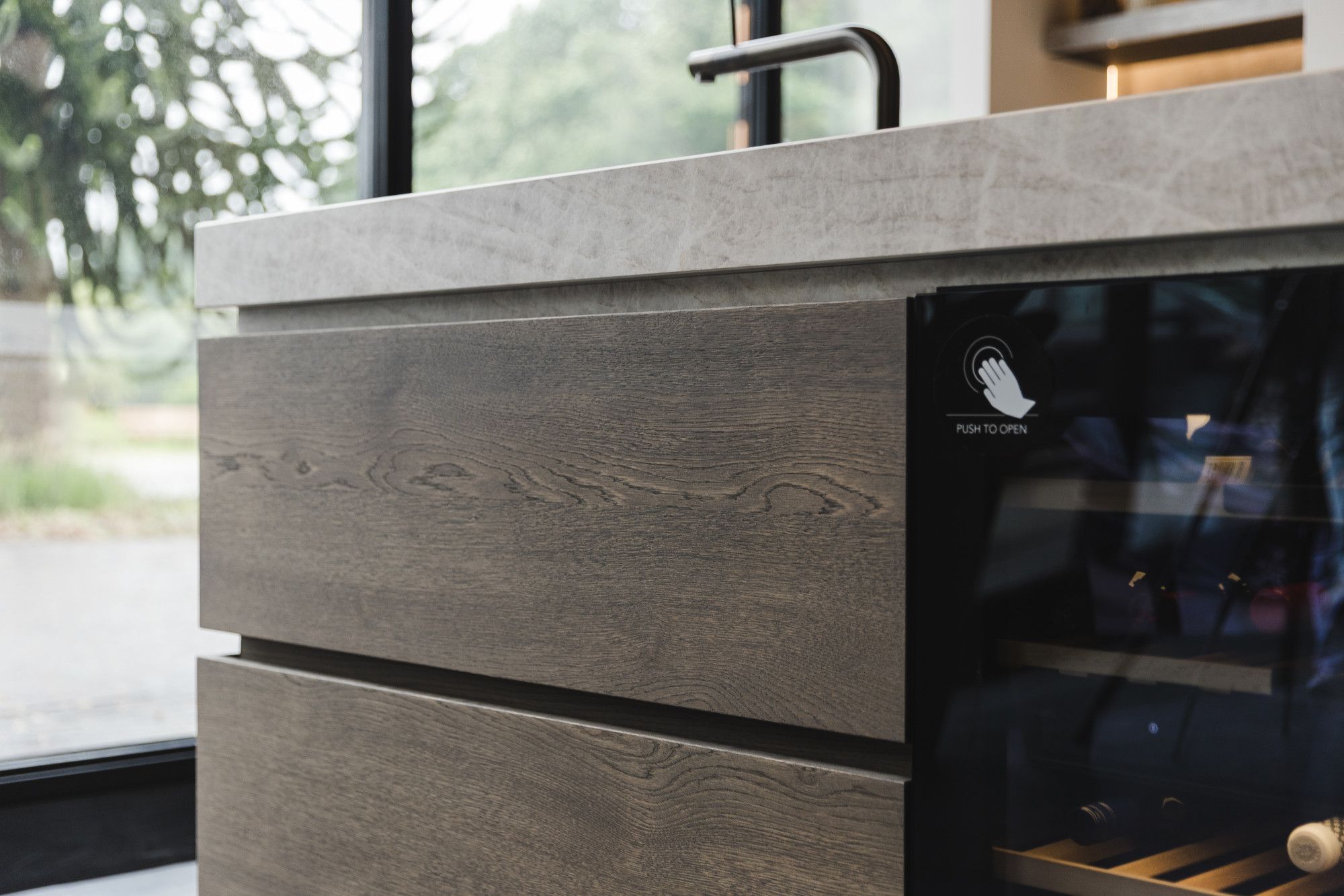 Detail van maatwerk keuken met opgedikt blad Detail van maatwerk keuken met opgedikt blad