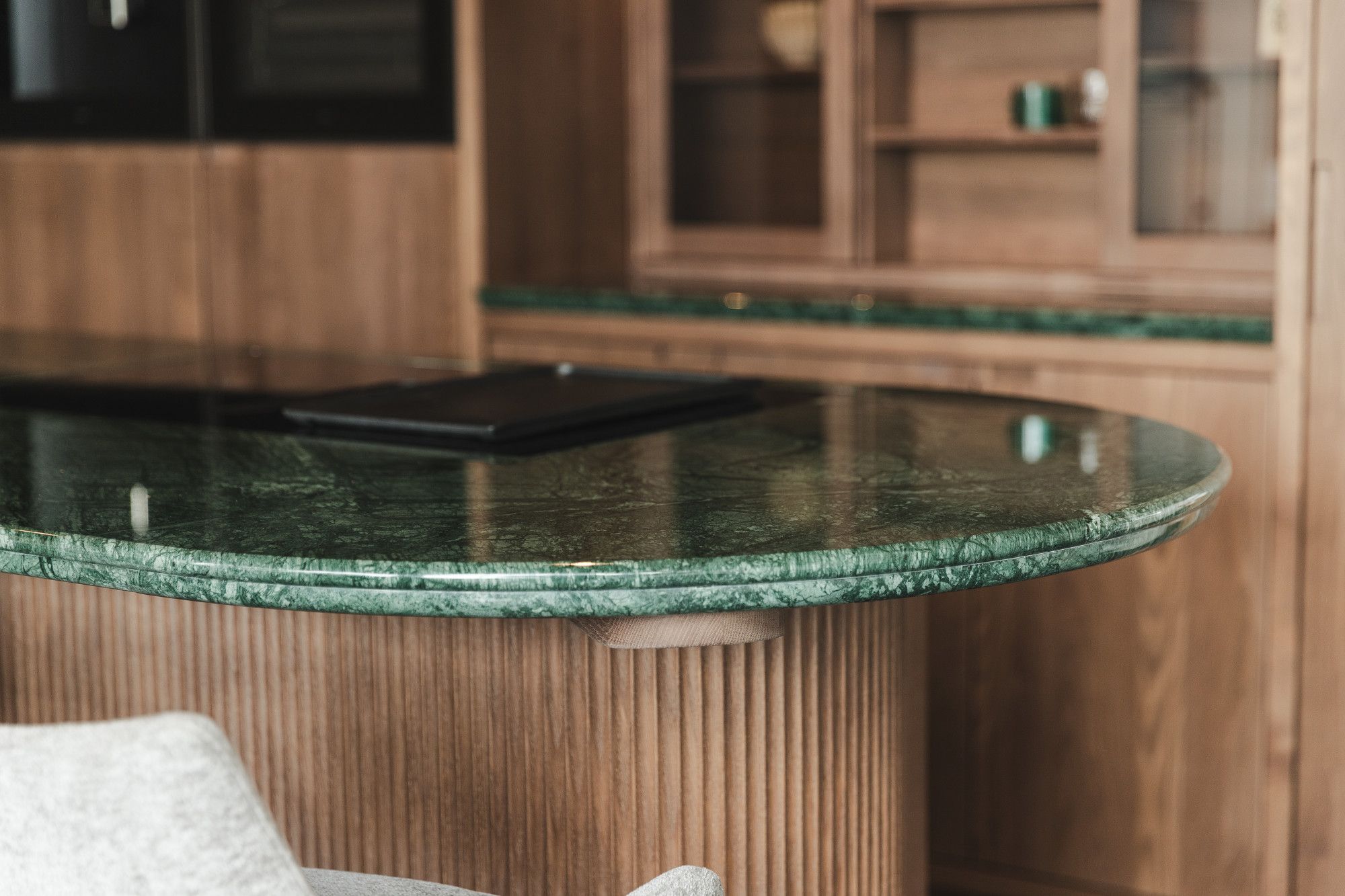 Detail van groen aanrechtblad op een massieve keuken Detail van groen aanrechtblad op een massieve keuken