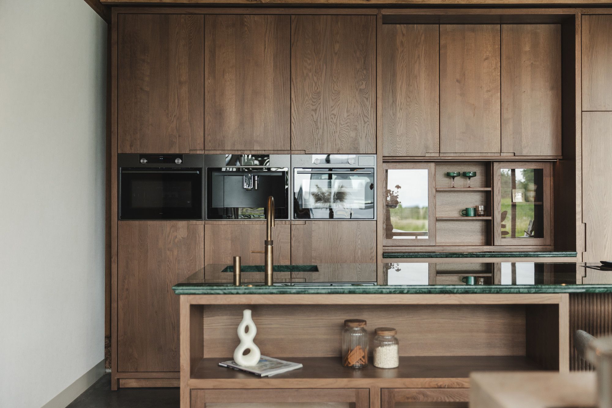 Vooraanzicht van massieve eco keuken in showroom