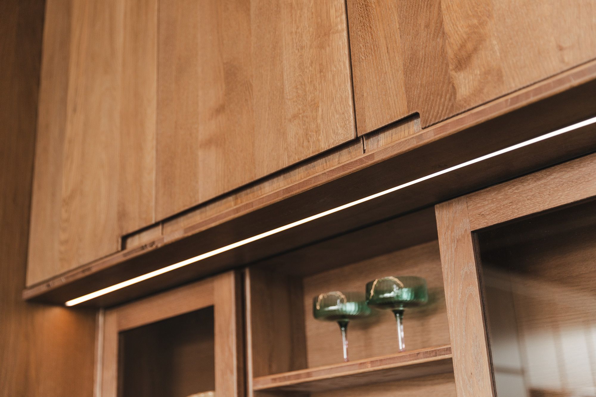 Detail van grepen en schuifdeuren in kast van keuken