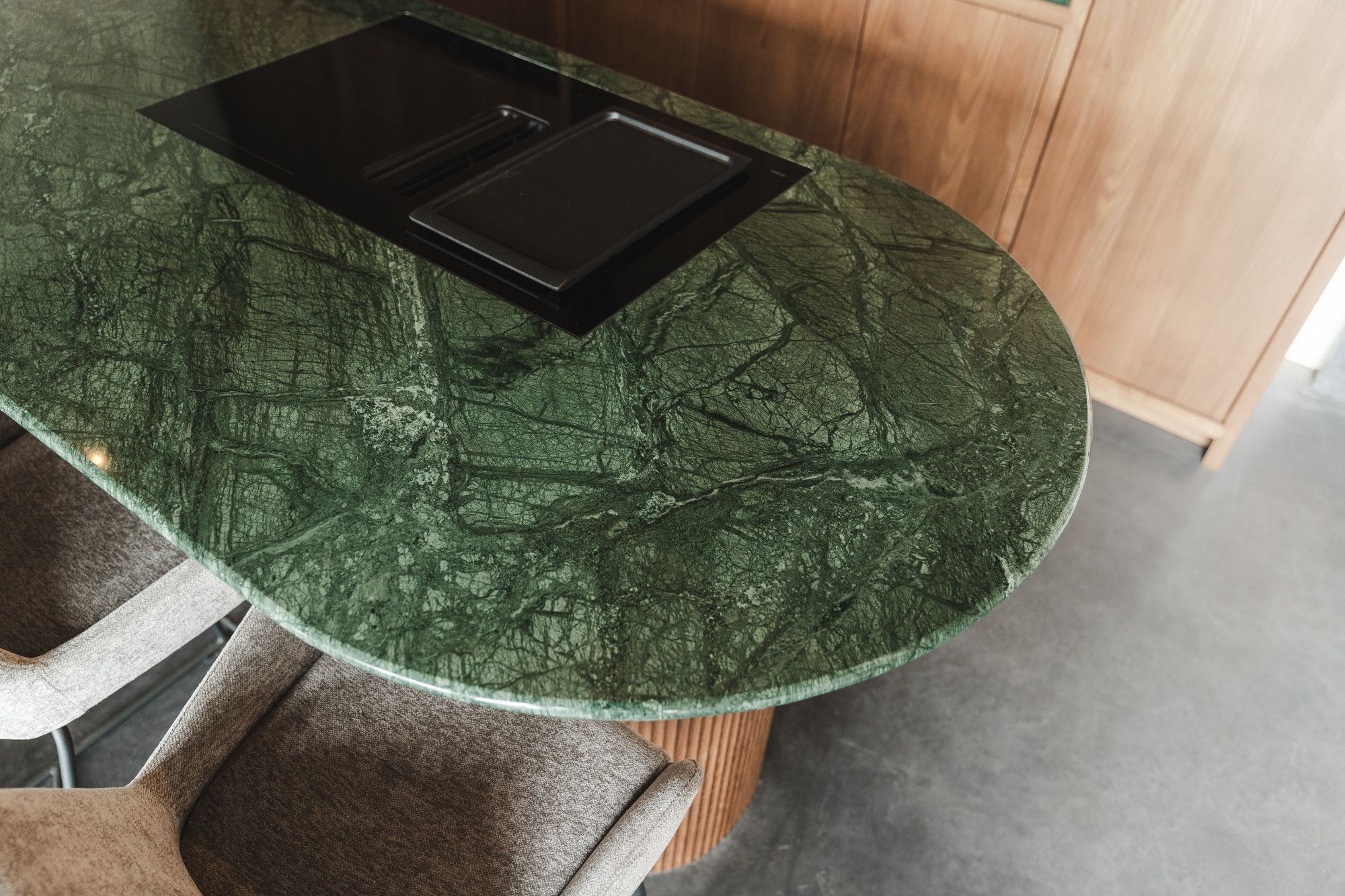 Detail van groen aanrechtblad in marmerlook