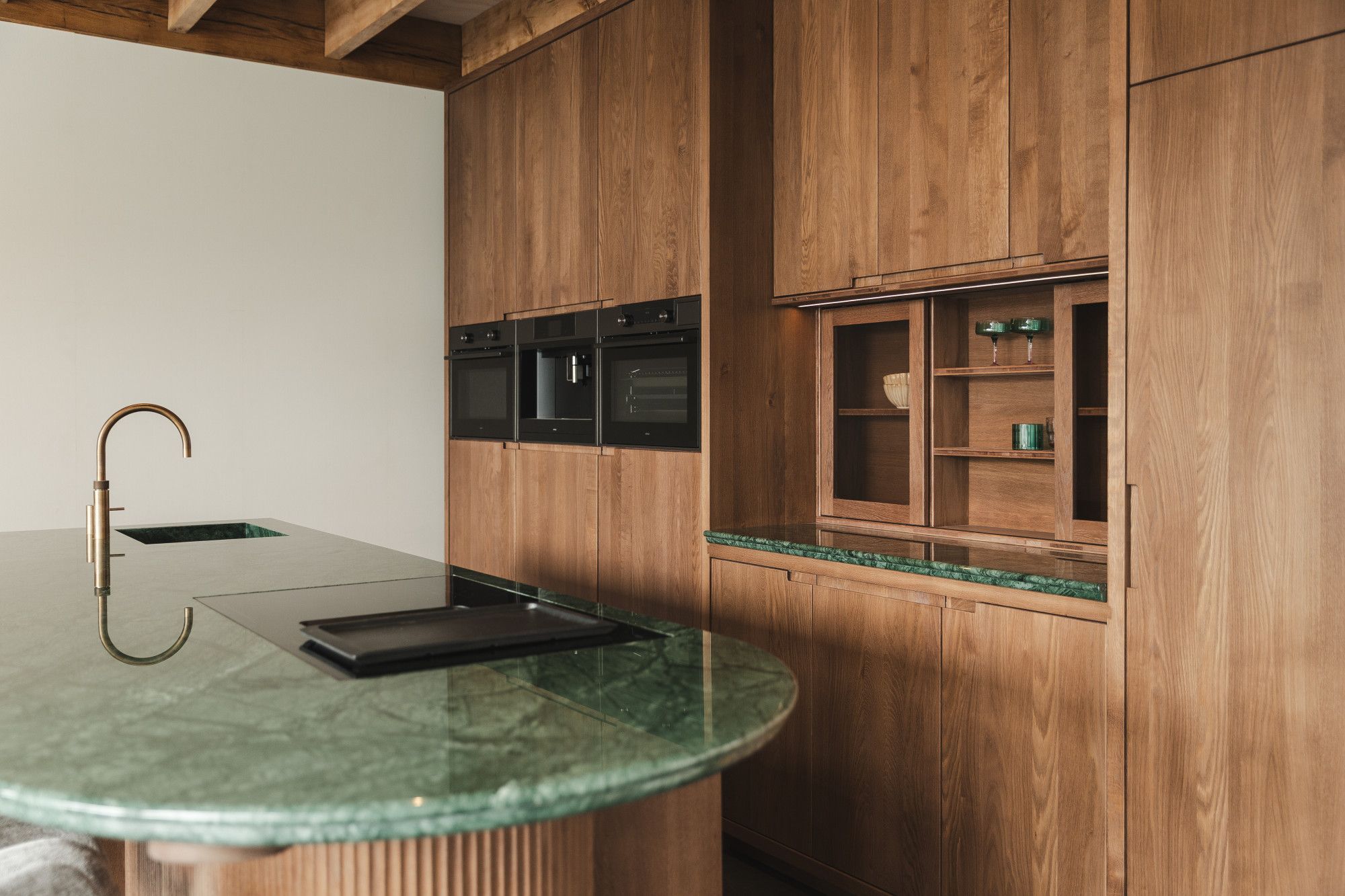 Aanzicht van een massieve keuken in showroom Aanzicht van een massieve keuken in showroom