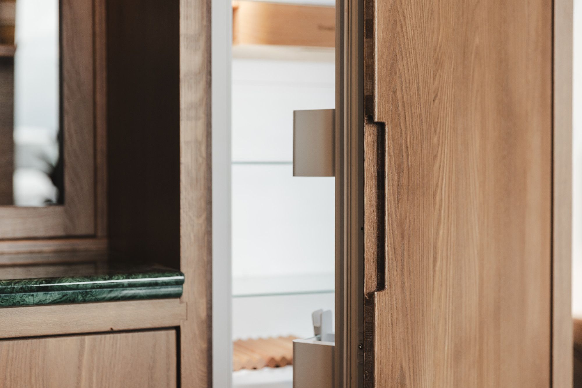 Detail van handgreep verwerkt in front van keukenkast Detail van handgreep verwerkt in front van keukenkast