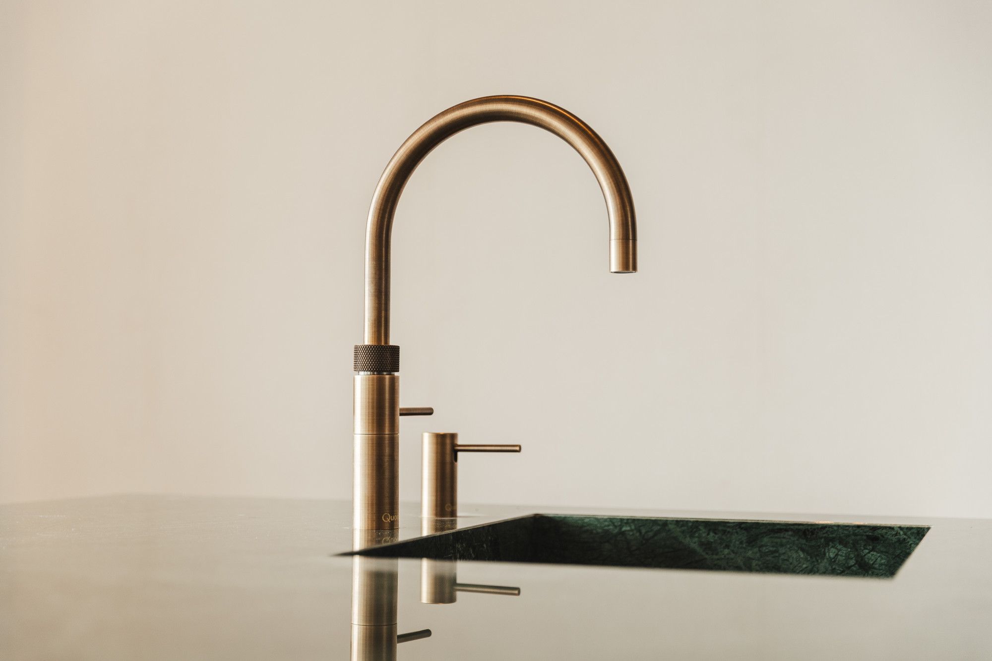 Quooker kraan met wasbak verwerkt in hetzelfde materiaal als het blad