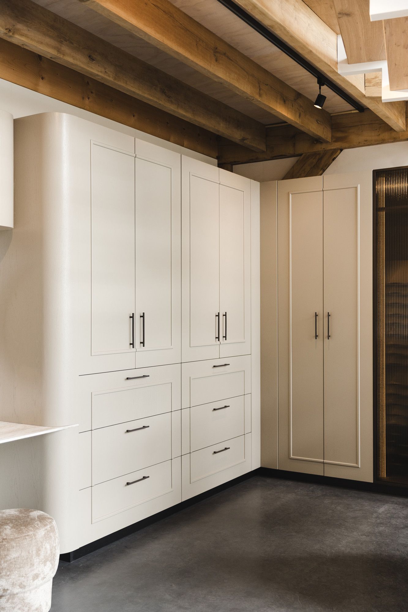 Maatwerk kast met afgeronde hoeken, lijsten en zwarte grepen