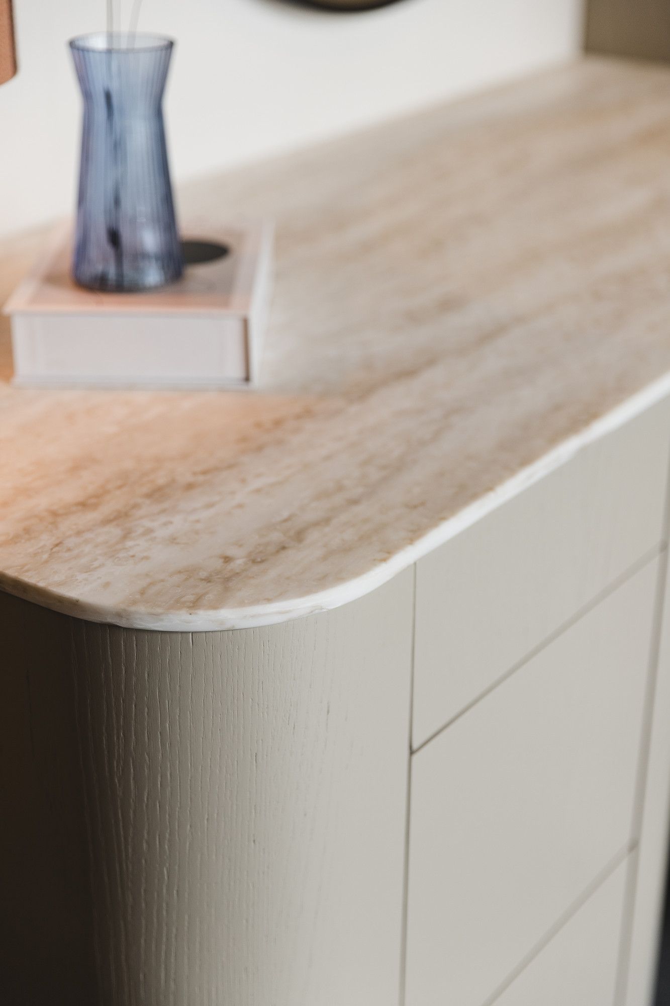 Detail van bureau met afgeronde hoek