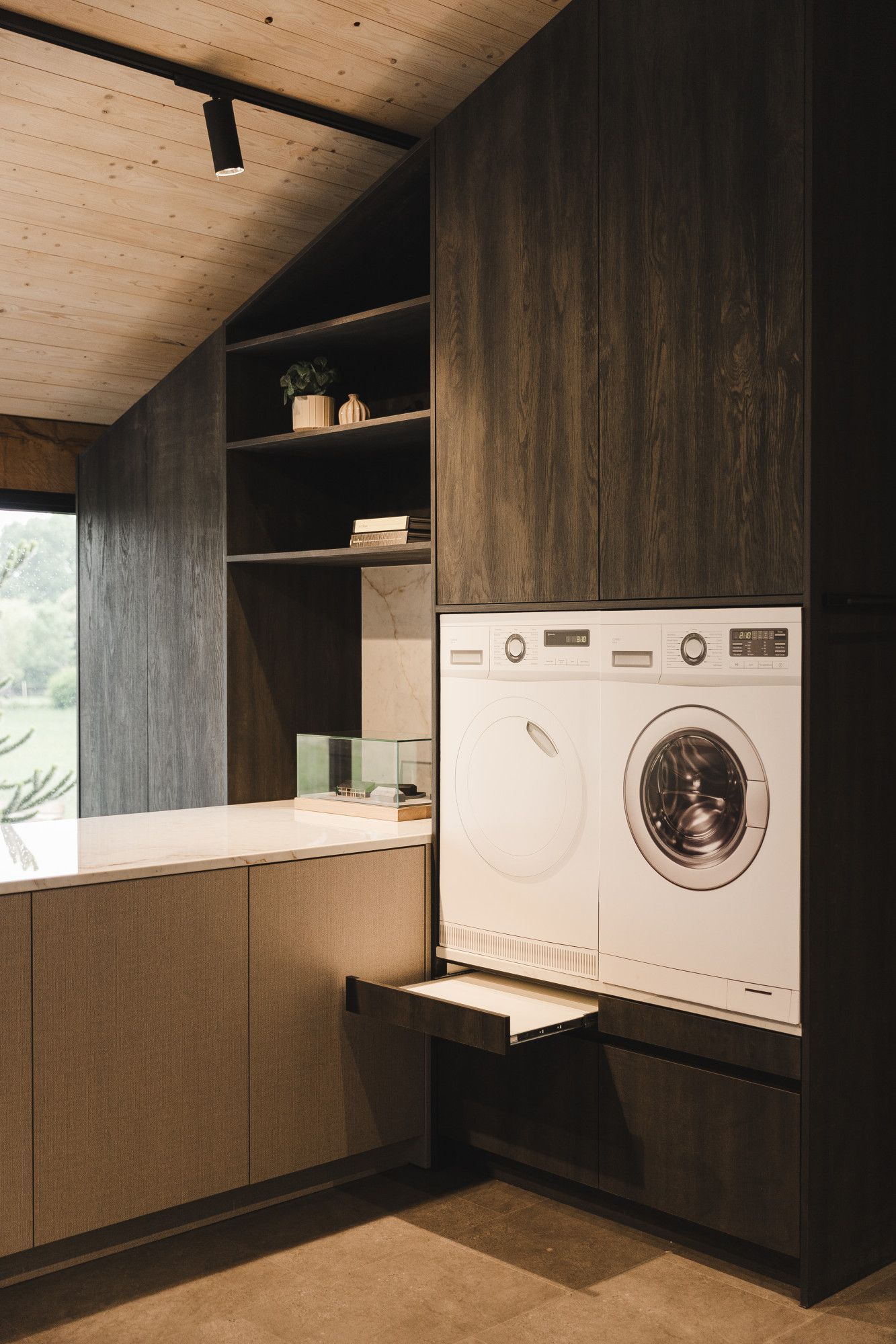 Ingebouwde wasmachine en droger in keuken