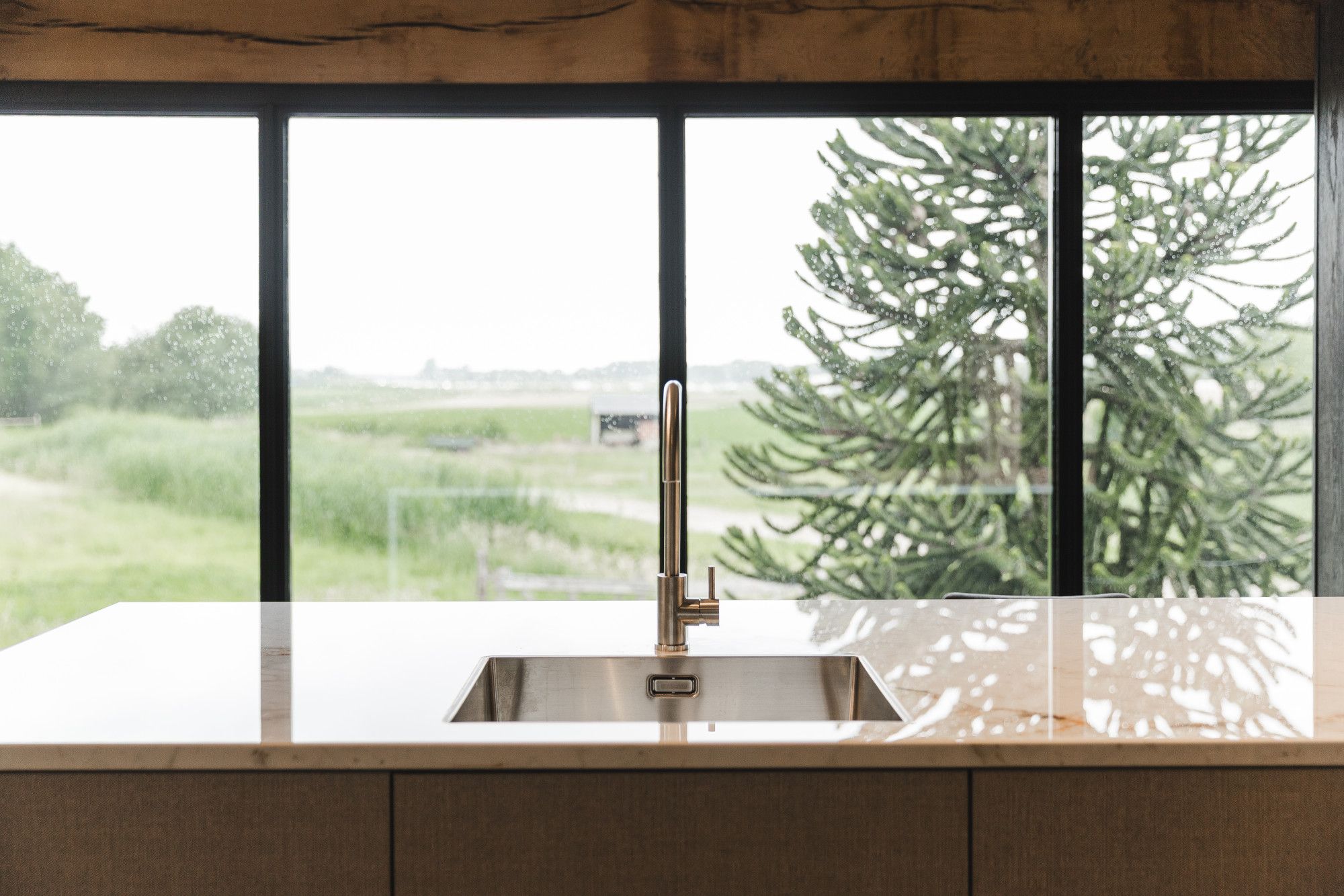 Quooker kraan met RVS wasbak in marmerlook blad Quooker kraan met RVS wasbak in marmerlook blad