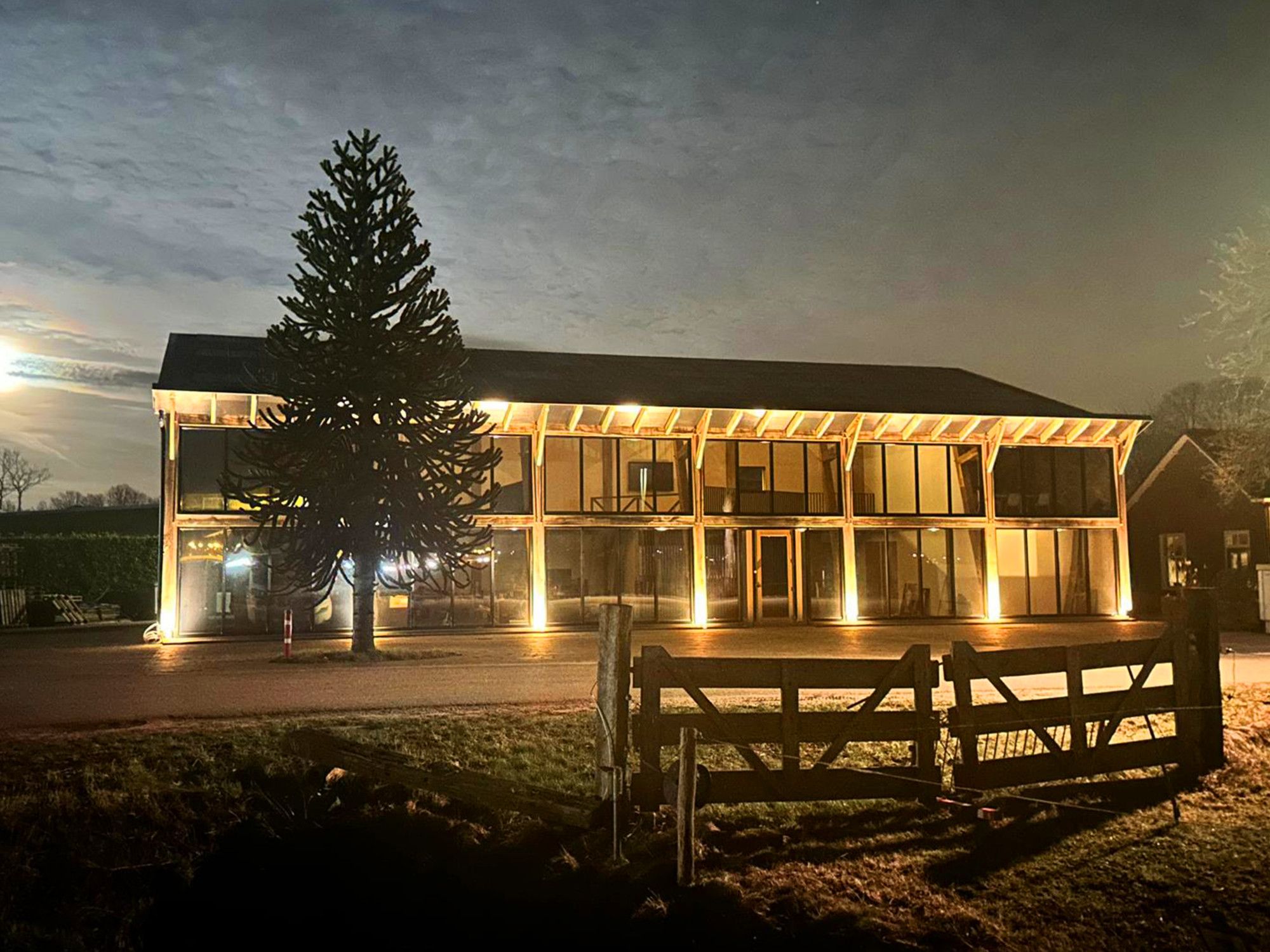 Bedrijfspand verlicht Bedrijfspand verlicht