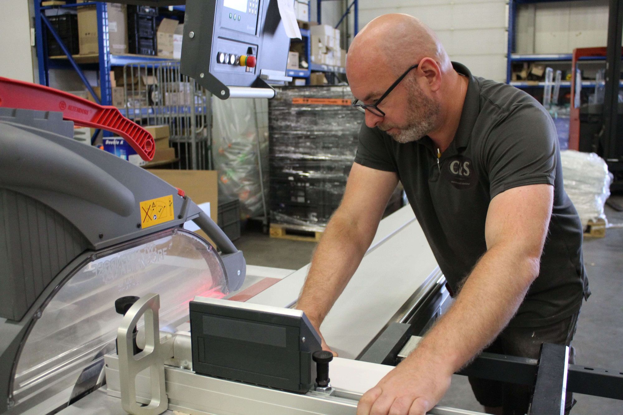 Dave in werkplaats achter zaagmachine