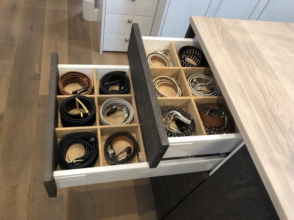 Lade met ruimte voor riemen Lade met ruimte voor riemen