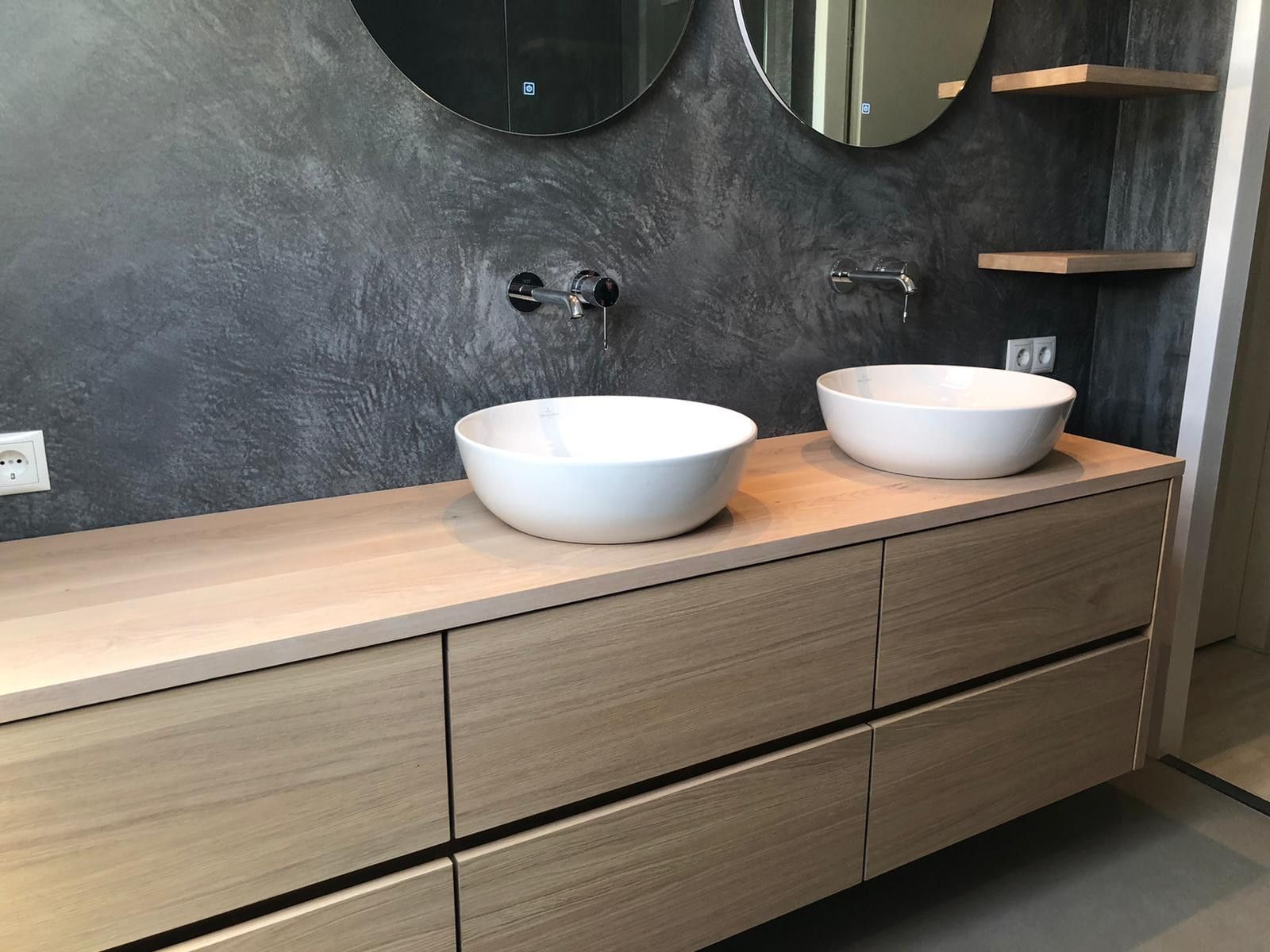 Badkamermeubel met losse wasbakken Badkamermeubel met losse wasbakken