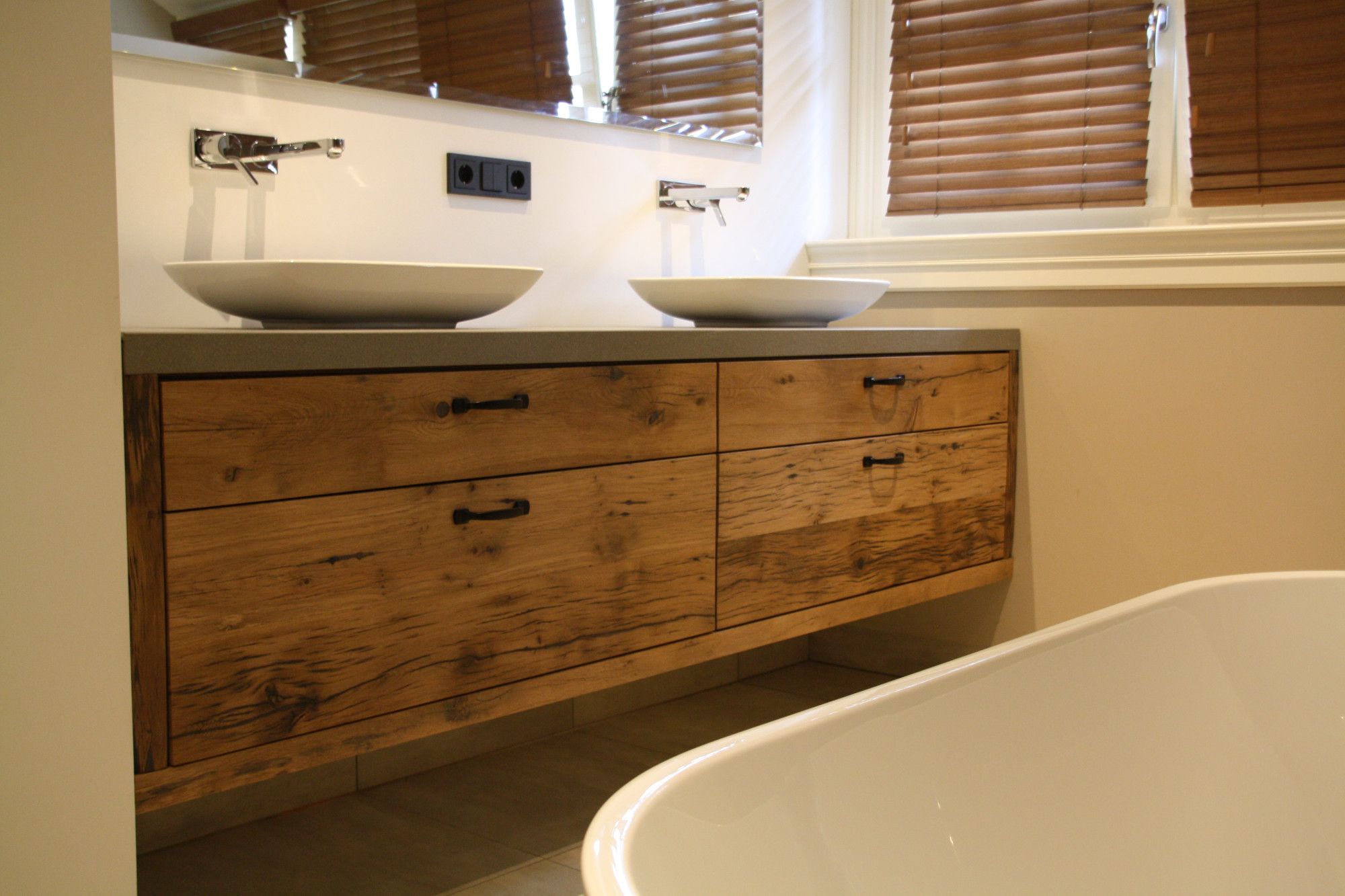 Badkamermeubel met kommen als wasbak Badkamermeubel met kommen als wasbak