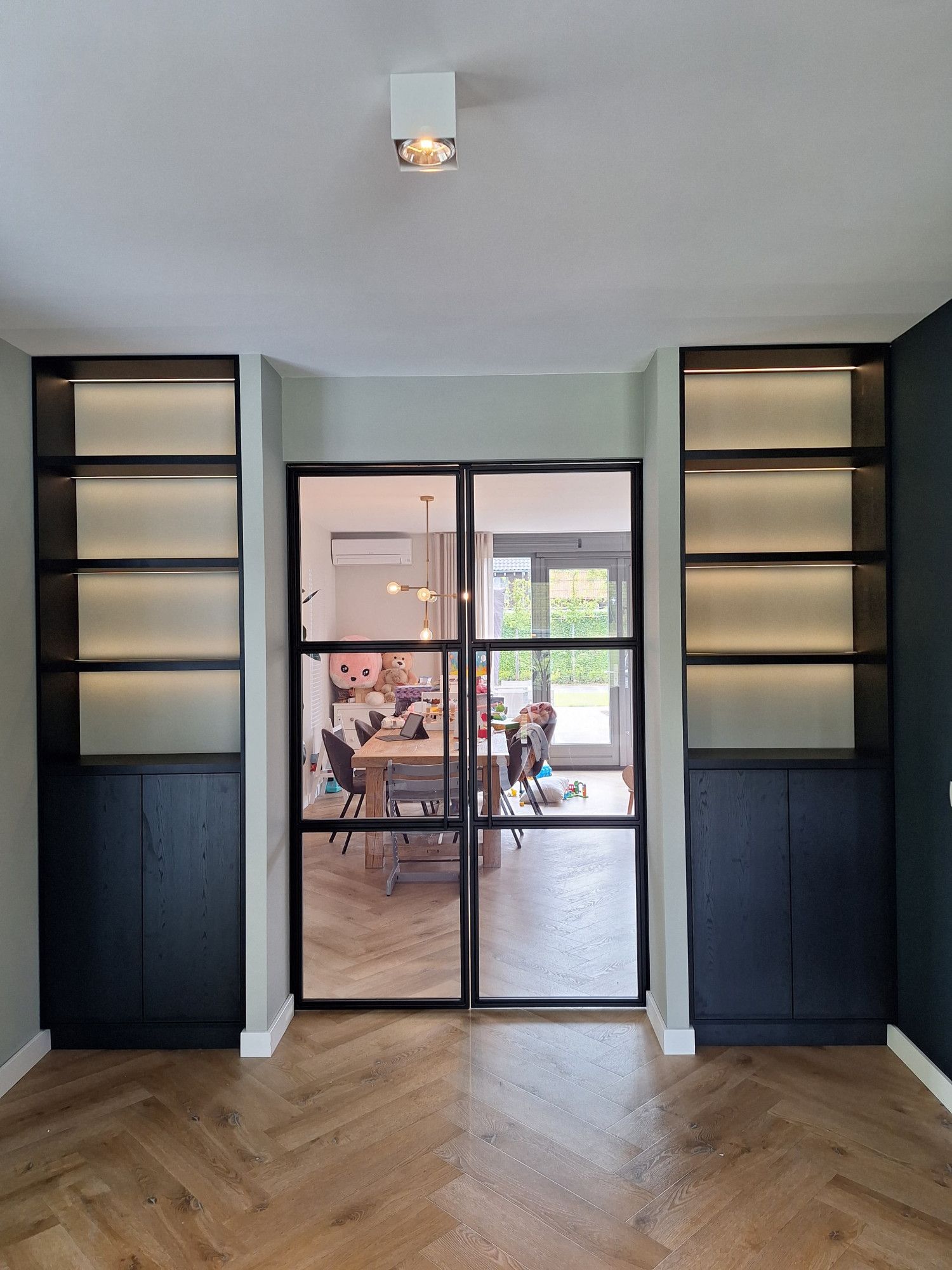 Ensuite deur met maatwerk kast en verlichting