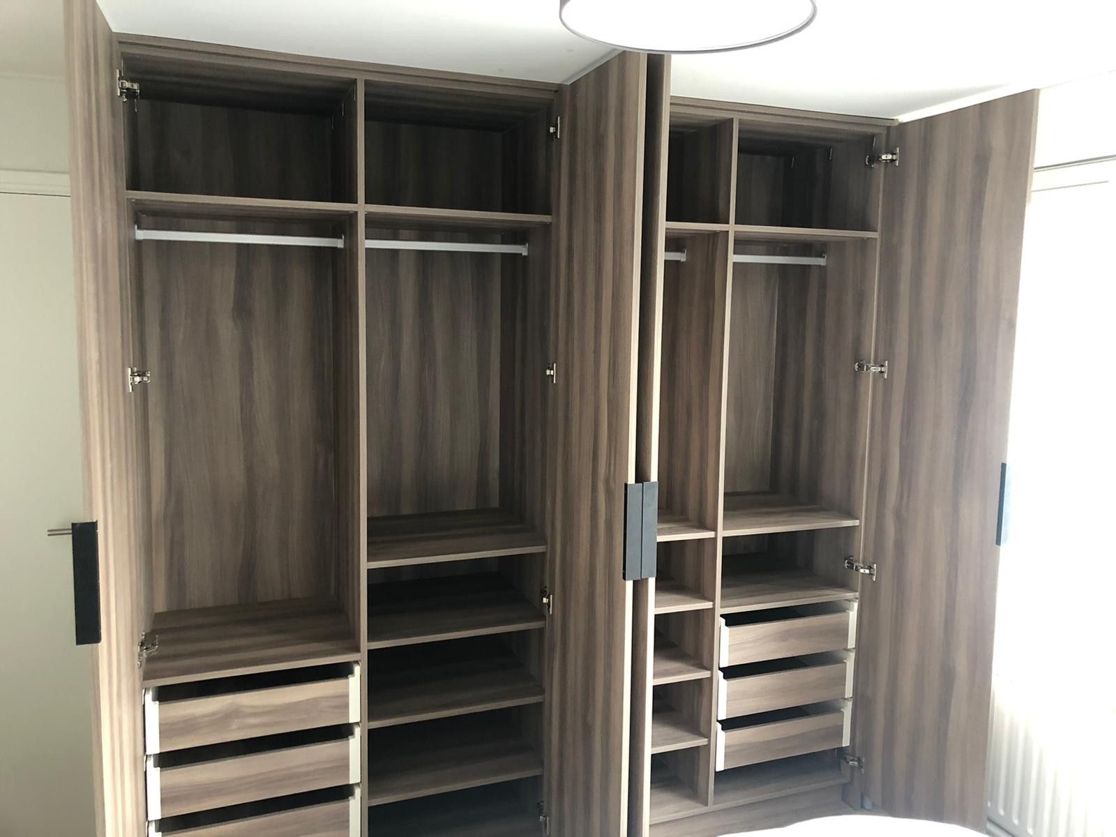 Openstaande kastdeuren met kastindeling