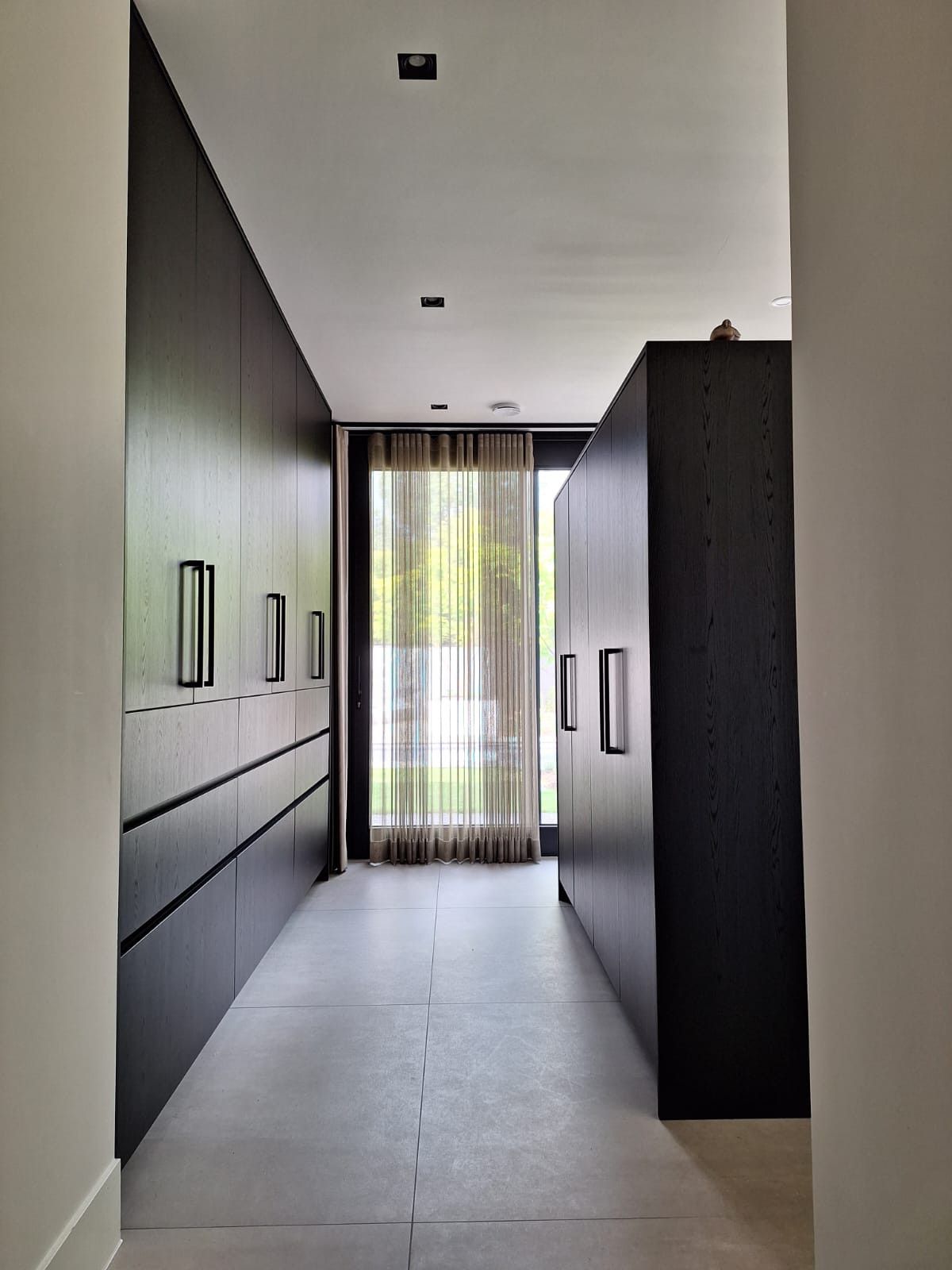 Kasten op maat in donker hout met zwarte grepen