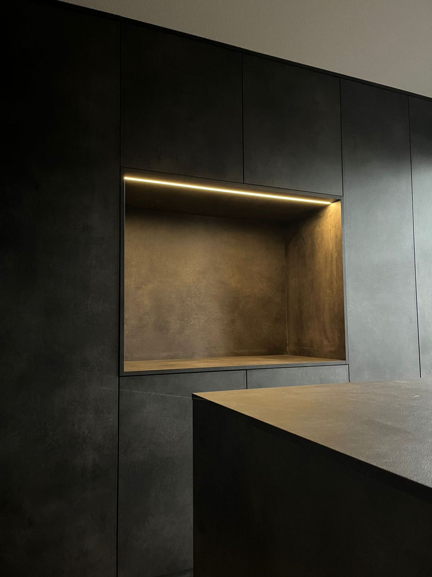 Kastenwand met een verlichte nis in het midden