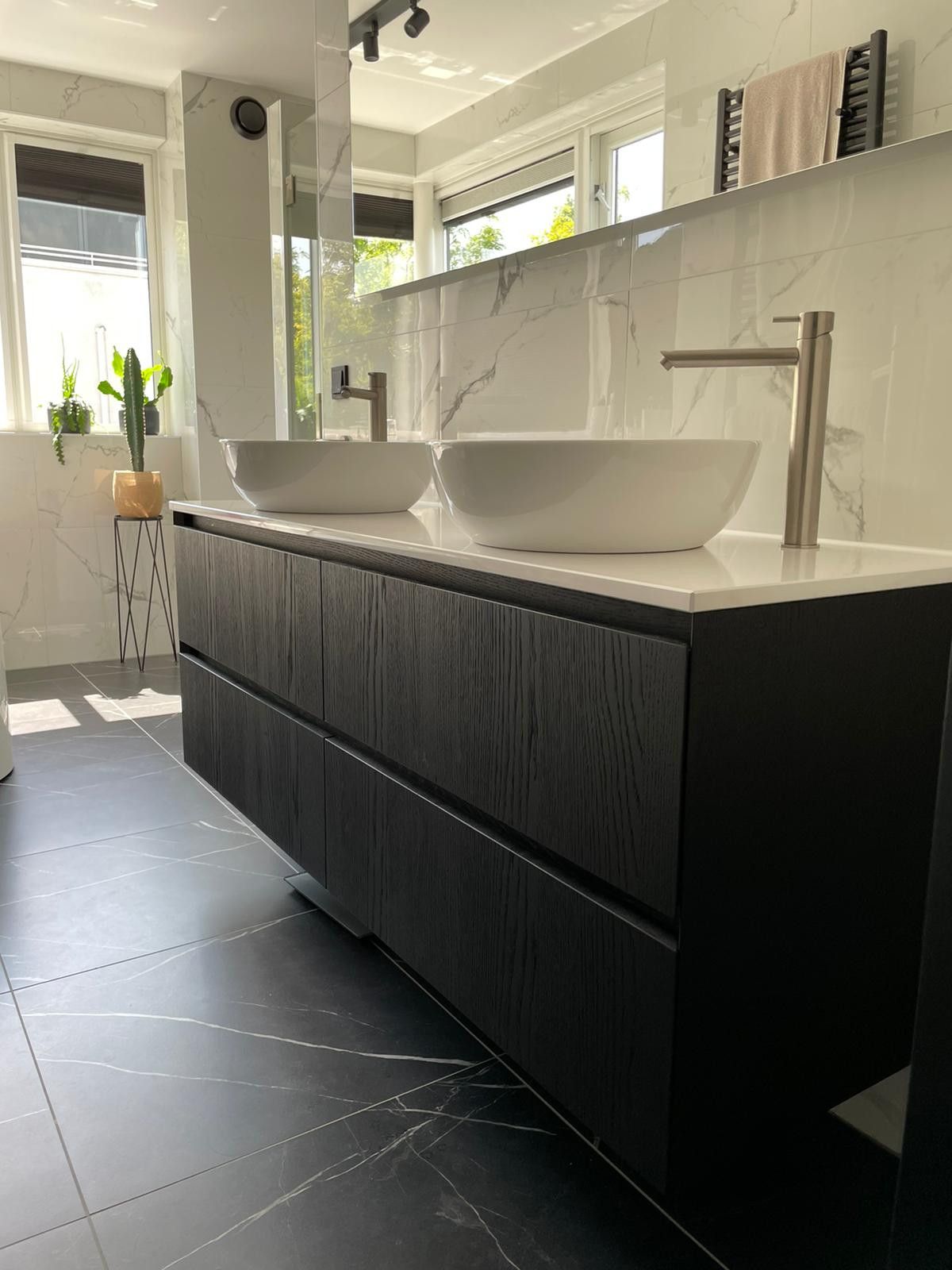 Zwart badkamermeubel met losse kommen als wasbak