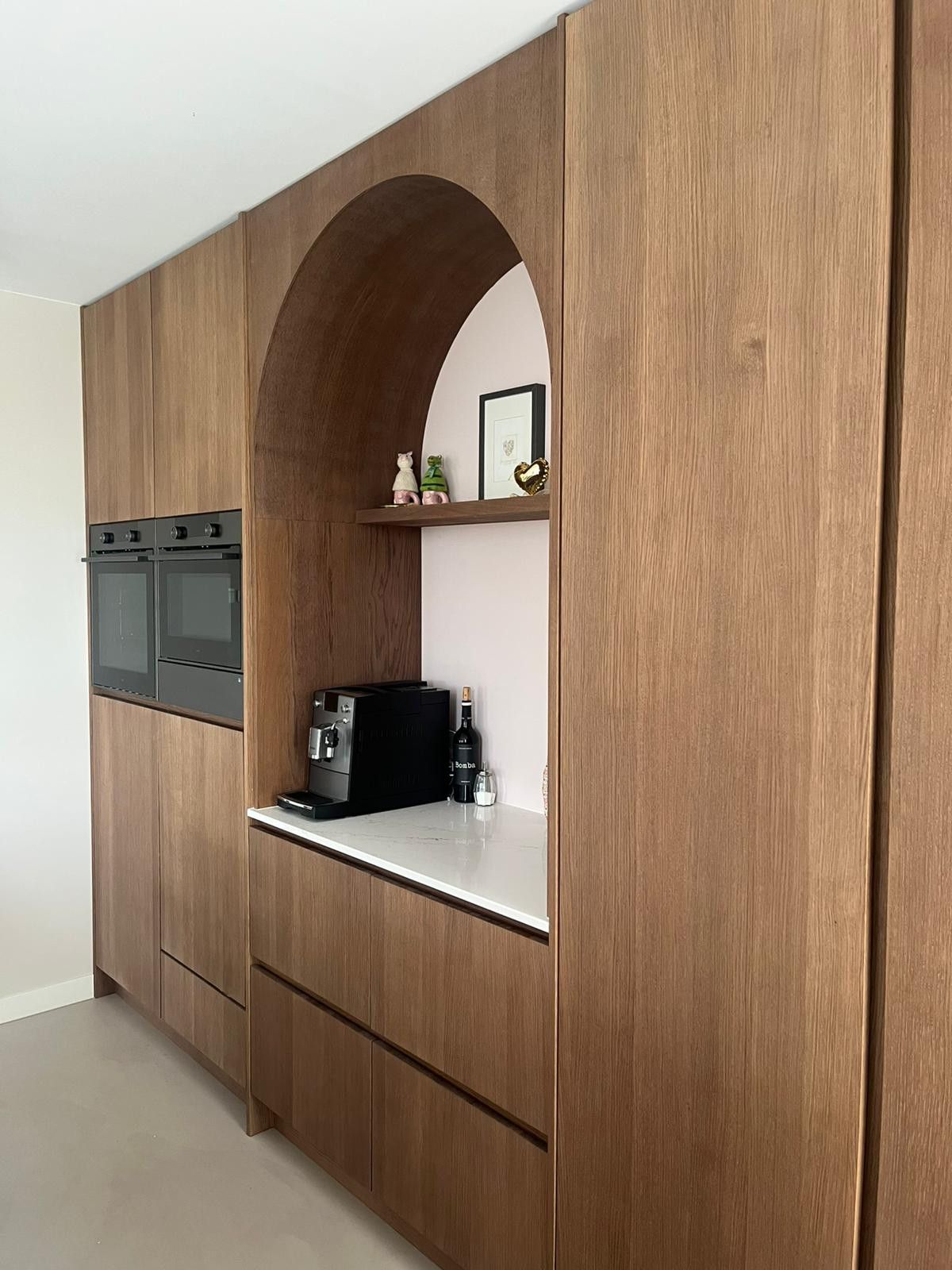 Detail van keuken in japandi stijl met ronde toog