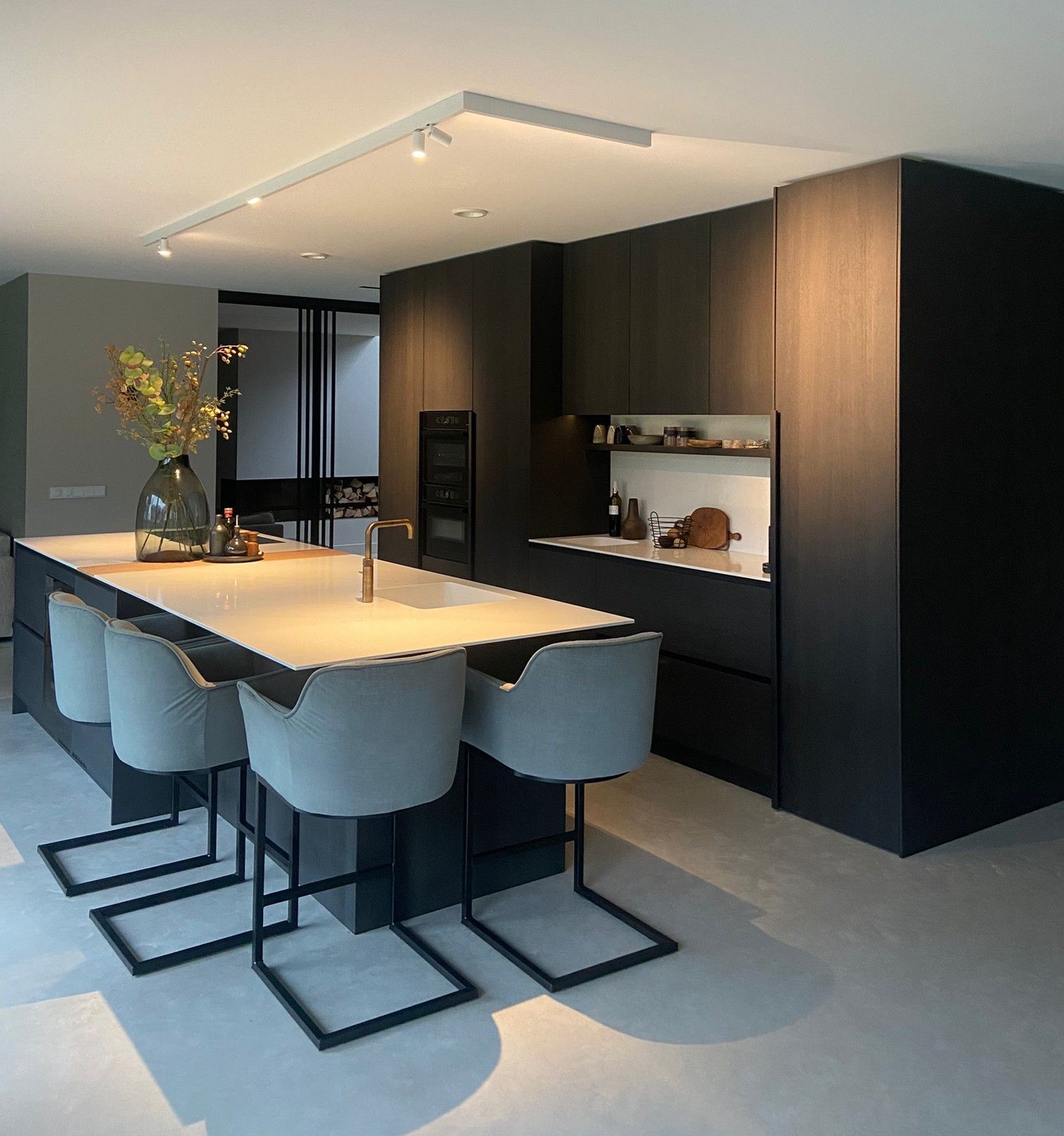 Donkere houten keuken met licht blad Donkere houten keuken met licht blad