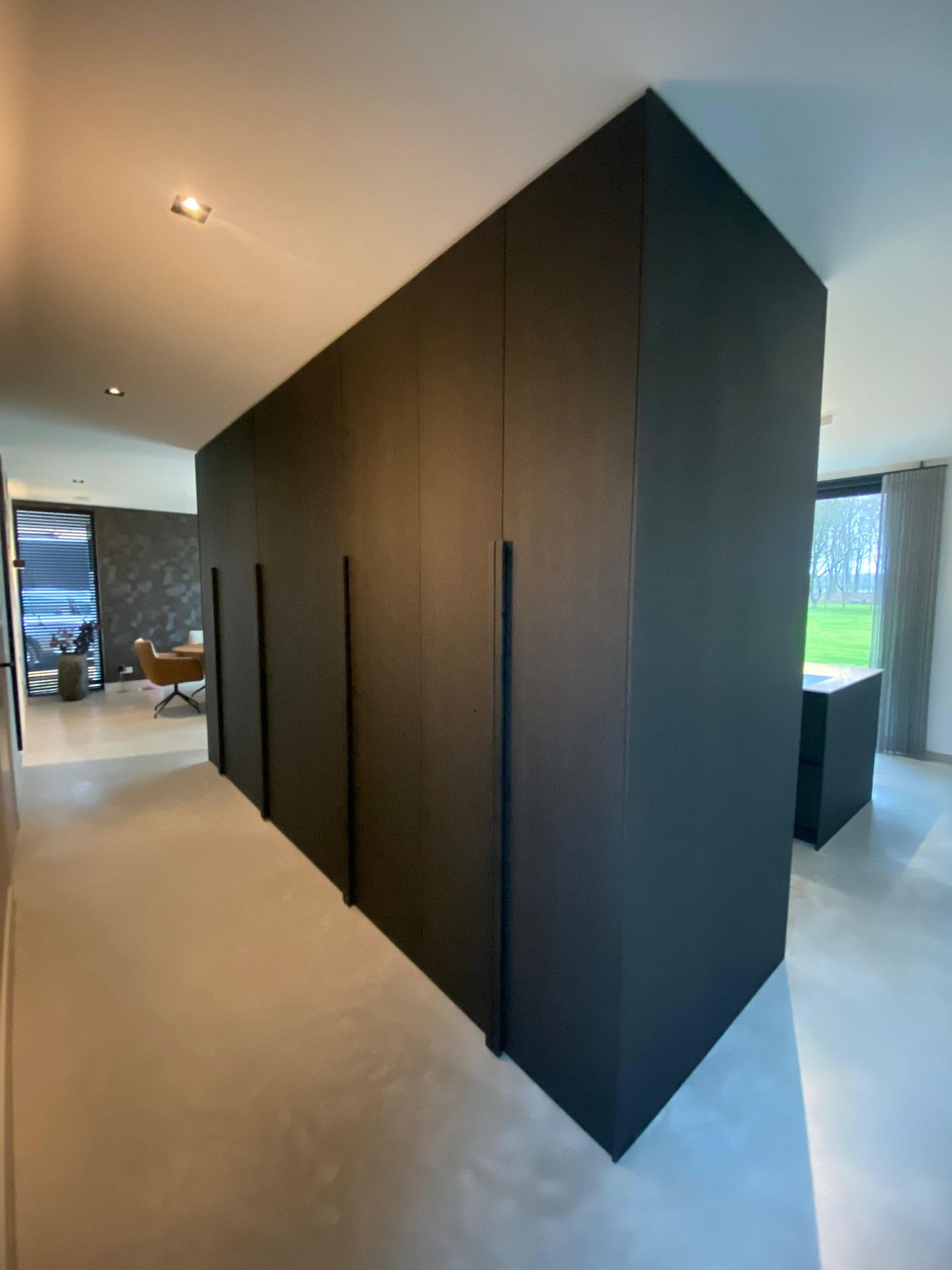 Donkere houten kastenwand Donkere houten kastenwand