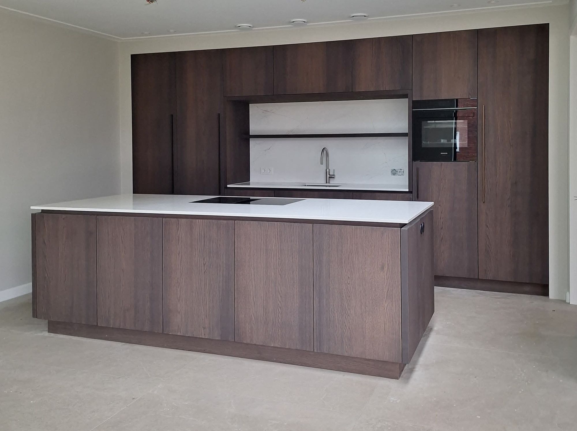 Notenhouten keuken met licht blad en nis