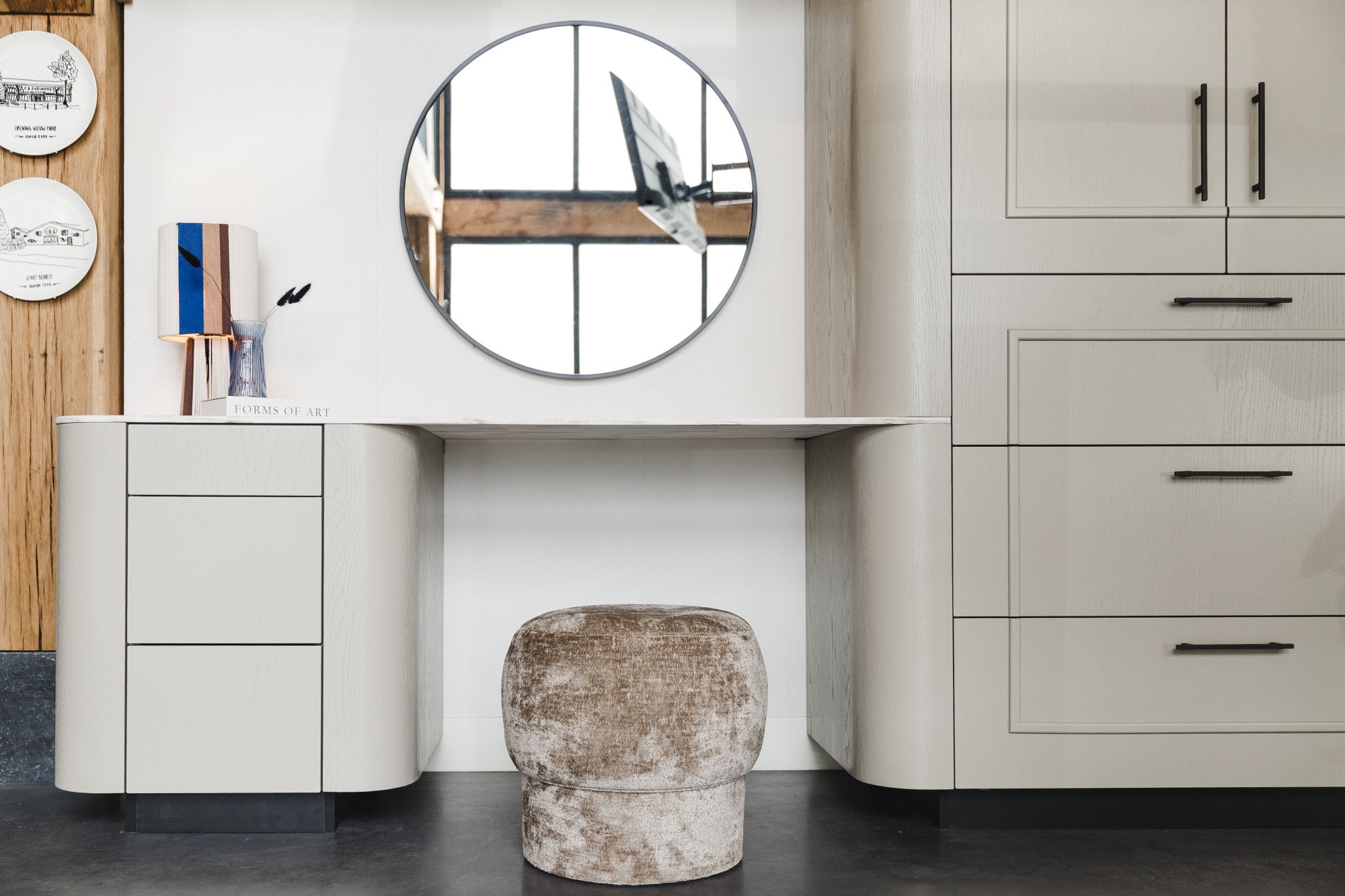 Make-up tafel aansluitend aan kast