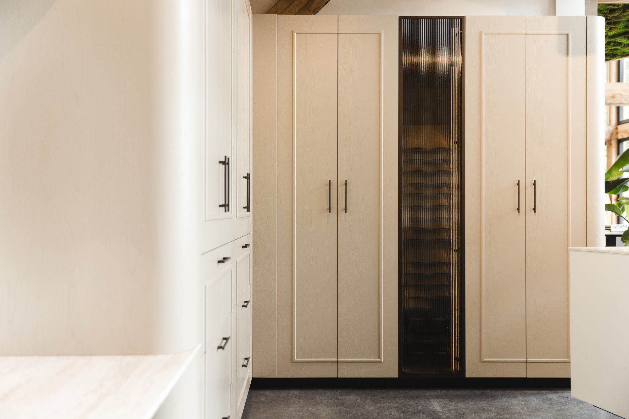 Maatwerk kasten met afgeronde hoeken en lijstwerk op de deuren